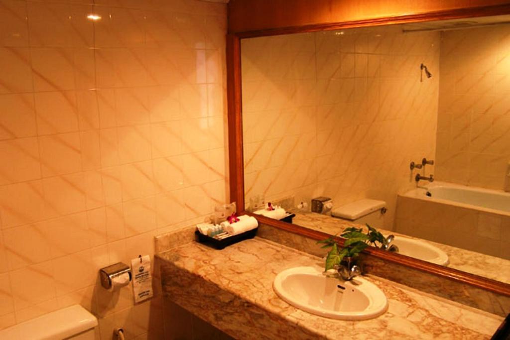 Phuket Golden Sand Inn - Sha Extra Plus Karon Szoba fotó